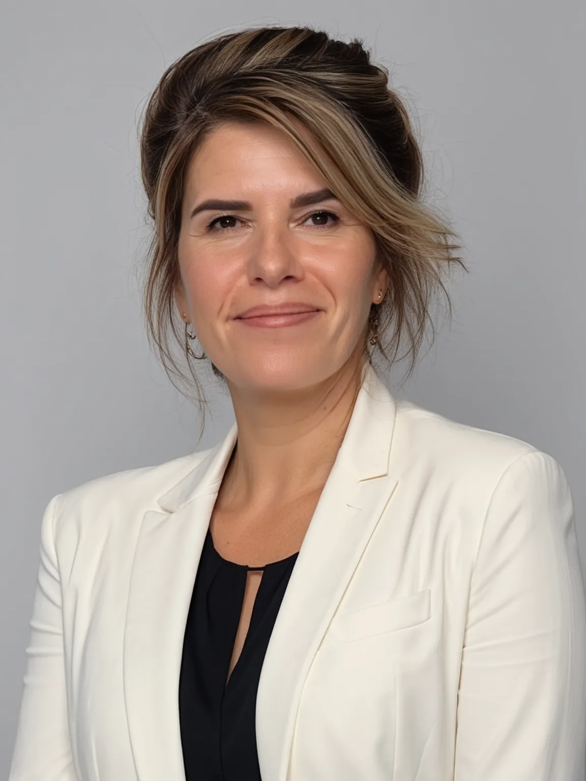 Photo de profil pro IA, Femme , Arriere plan Blanc, costume Blanc