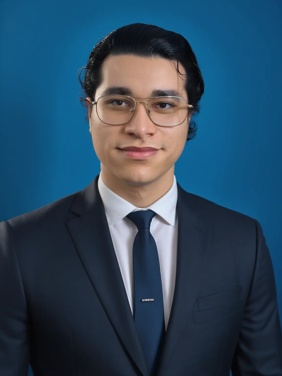 Photo professionnelle IA de l'homme Hamza en costume Bleu sur Fond Bleu, haute qualité fait avec PhotoMaintenant