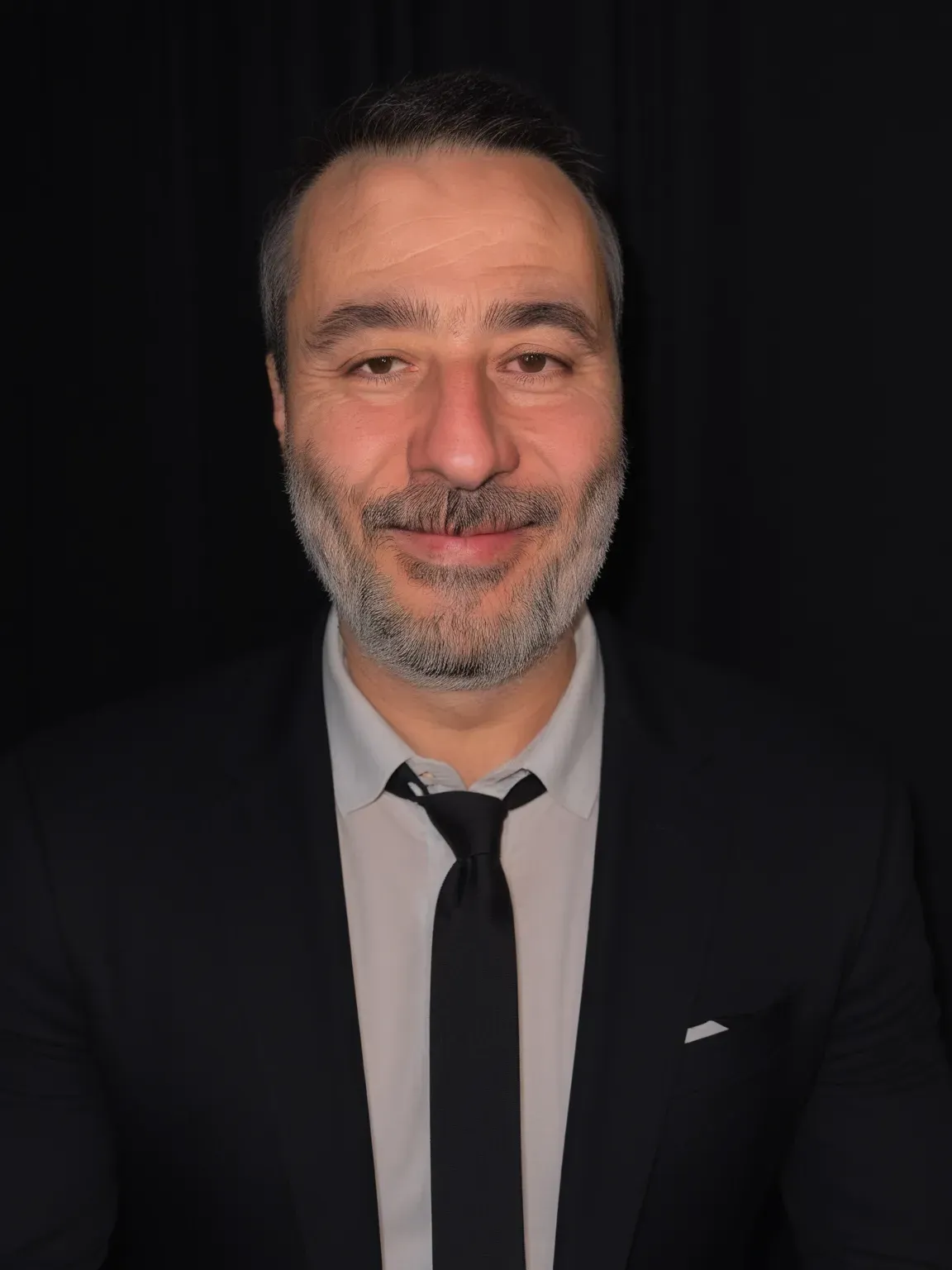 Photo professionnelle IA, Femme , Arriere plan Noir, costume Noir