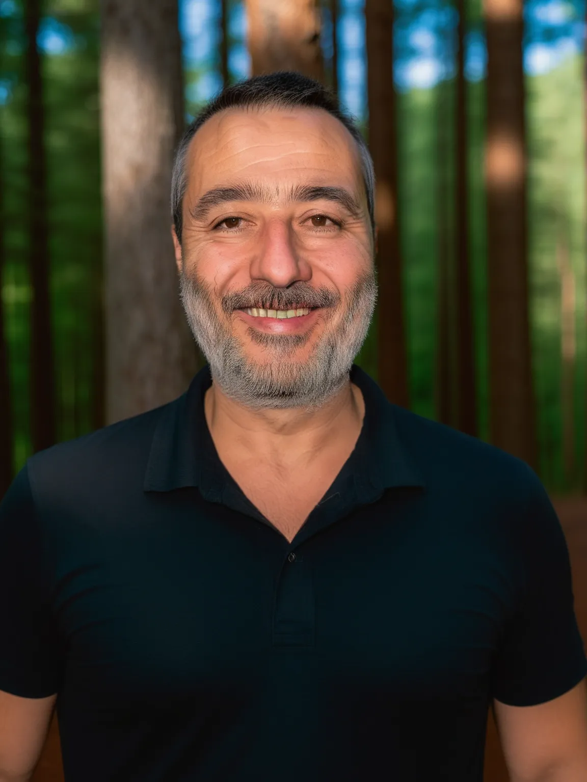 Photo IA d'un homme en polo noir en forêt, avec PhotoMaintenant